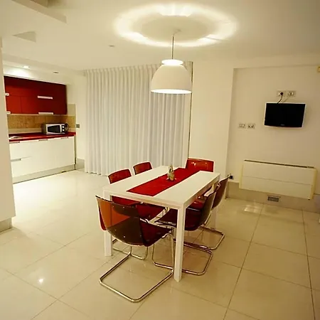 The Flowers Apartmanhotel 4*